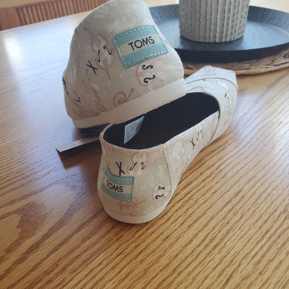 TOMS - Picture 2 of 3